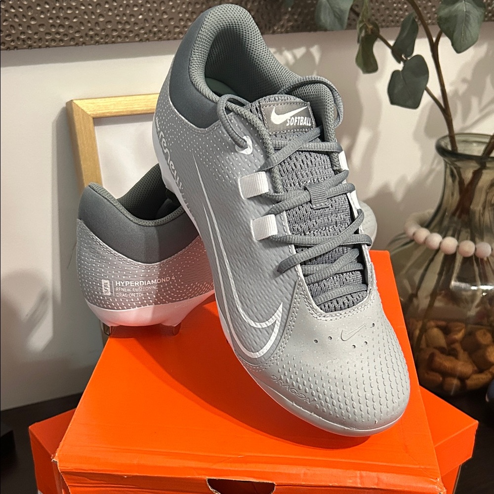 NIB W Nike Hyperdiamond 4 Pro Gray Softball Cleats